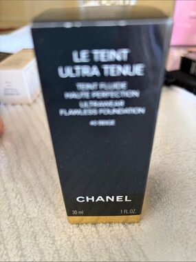 CHANEL Le Teint Ultra Tenue Foundation - Black & Gold Packaging, Shade 40 Beige